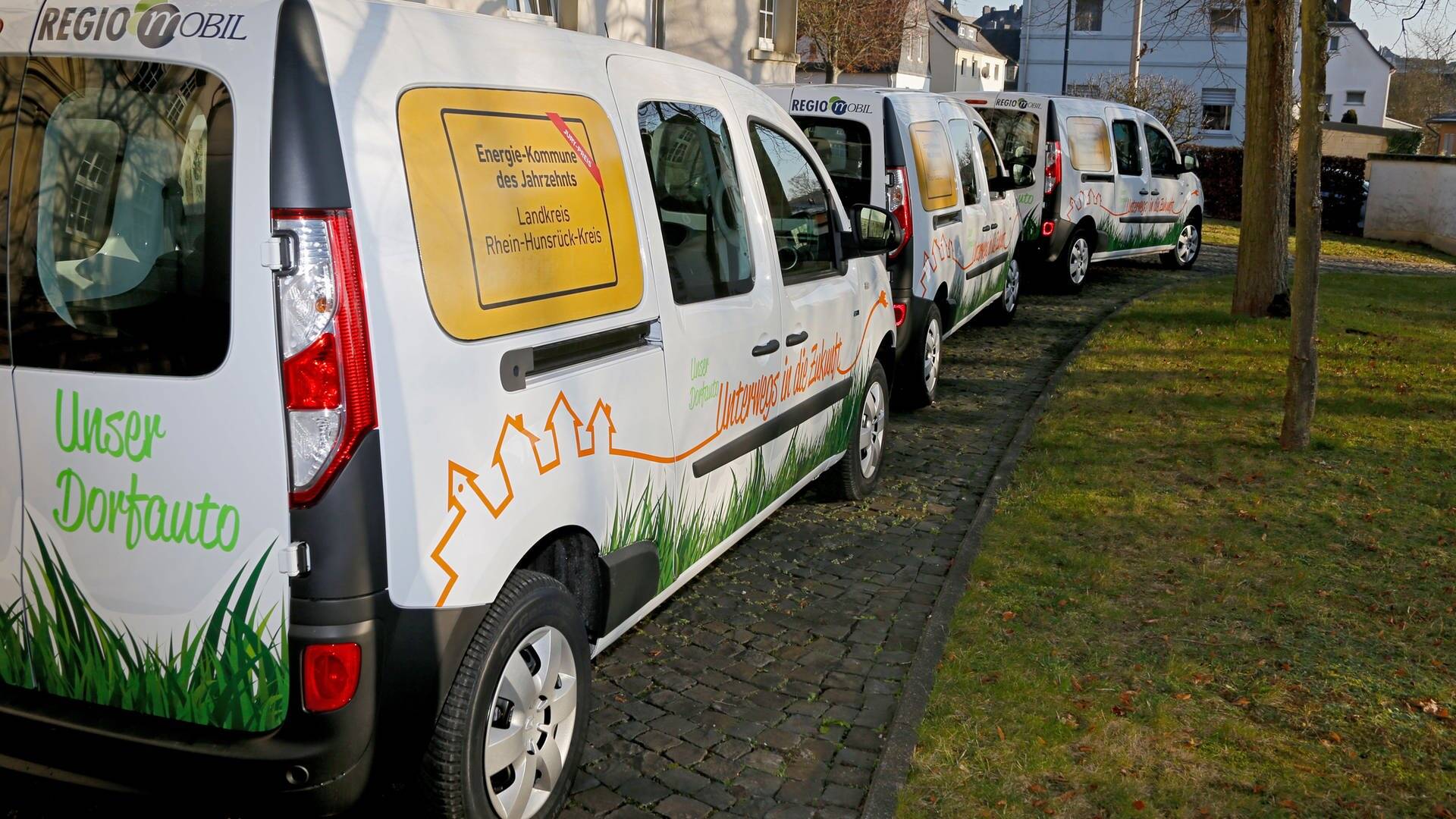 Die aufgereihten Dorfautos im Hunsrueck,1575560804020,simmern hunsrueck dorfauto 3 100~ v 16x9@2dXL  77ed5d09bafd4e3cf6a5a0264e5e16ea35f14925