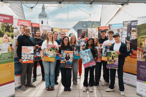 GruppenfotoAzubis +Achim (C) Marie Kremski Regionalrat Wirtschaft klein
