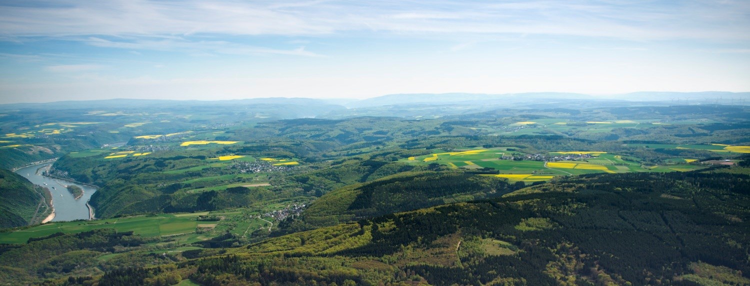 Blick über Flckertshöhe auf Hunsrück und Mittelrhein